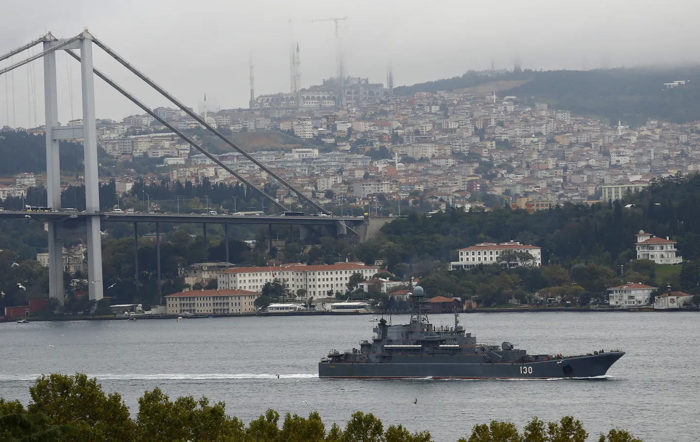 Dessantlaev Koroljov eile läbi Bosporuse väina sõitmas.