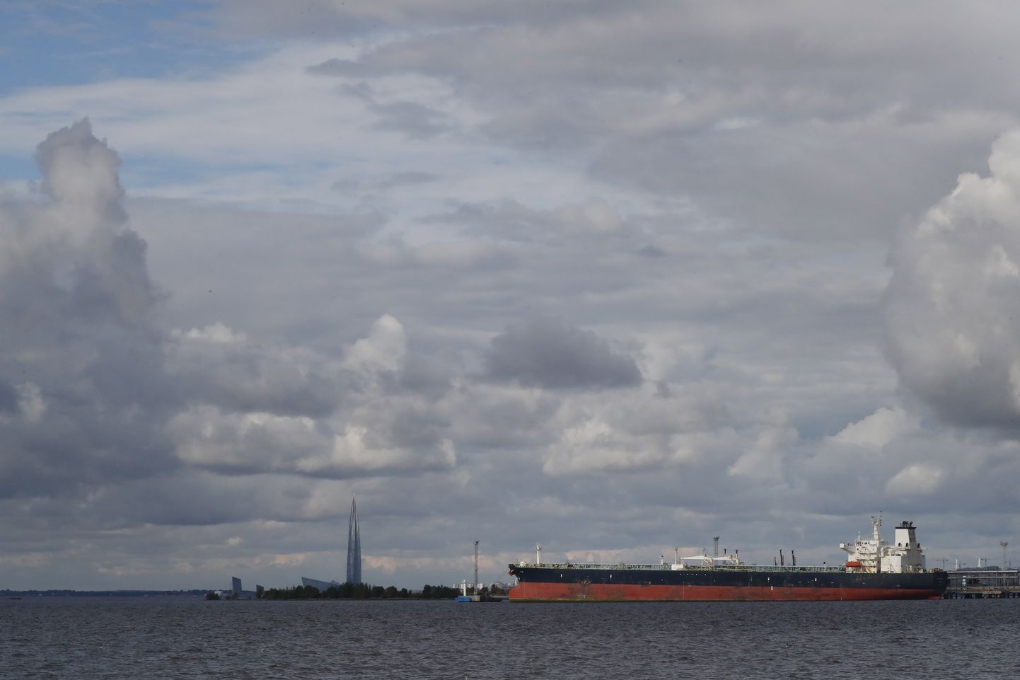 Naftatanker Peterburgis Gazpromi peakontori lähistel 2022. aasta septembrikuus.