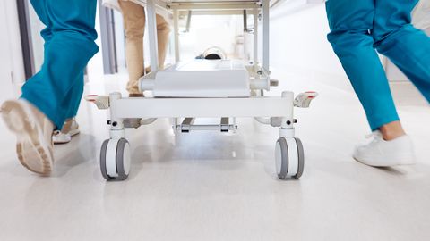 Gulošie pacienti paliek palātā, bet medmāsa dodas prom. Stradiņa slimnīcā pārbauda incidentu trauksmes laikā