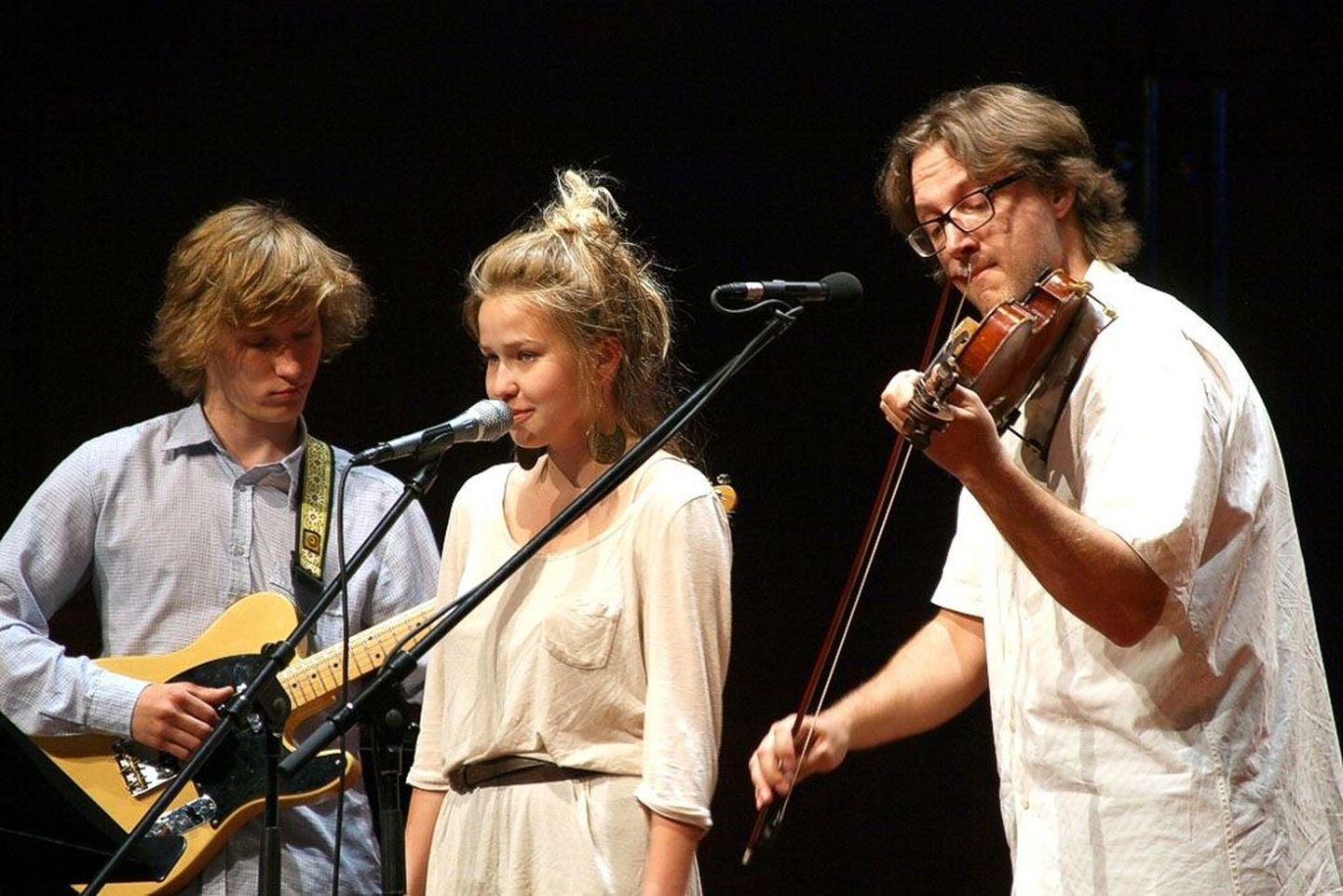 Valter Ojakääru Pärnule pühendatud laulu esitasid Kalle Pilli, Lee Taul ja Indrek Palu.