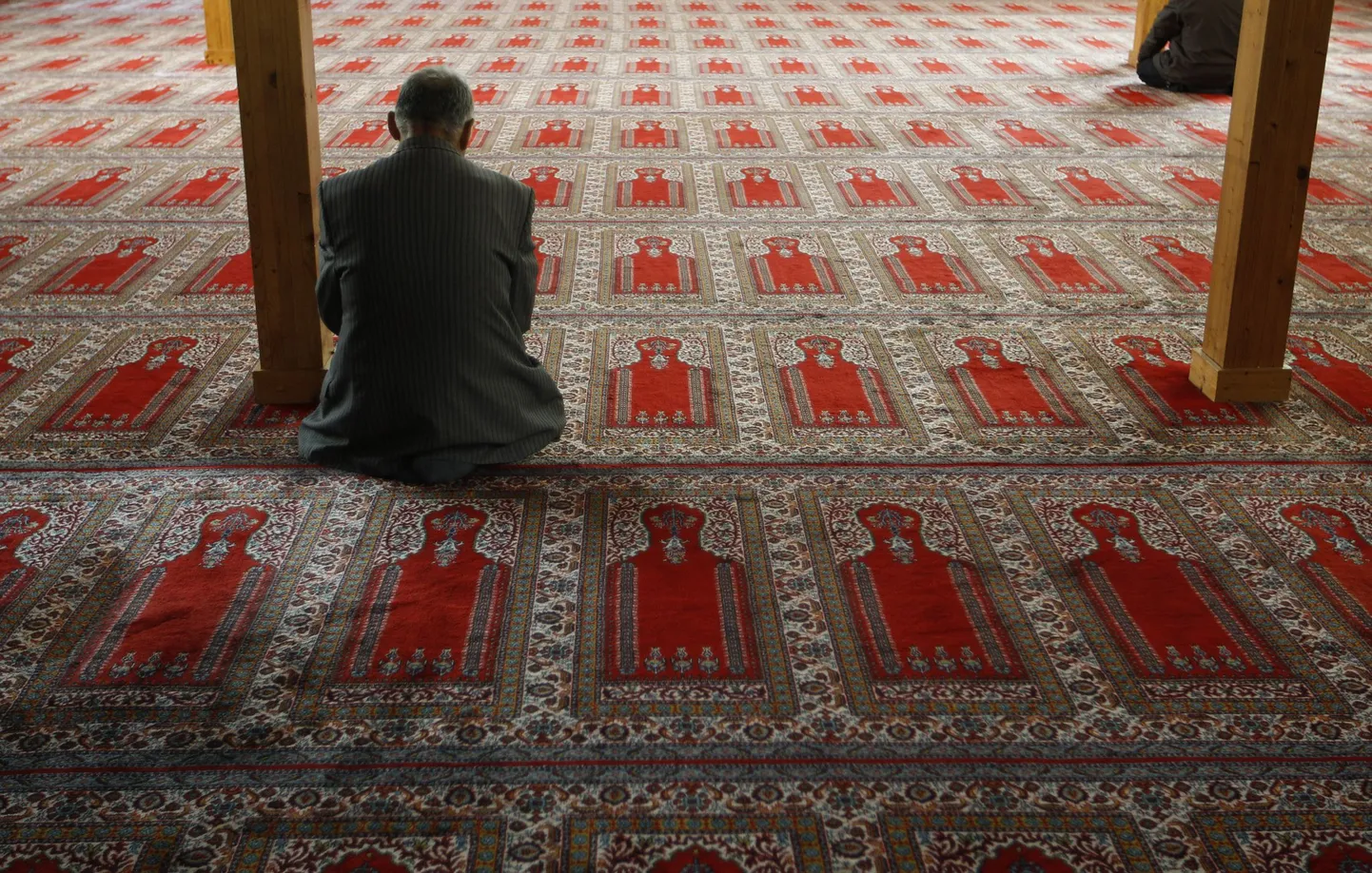 Mees Dortmundi mošees palvetamas.