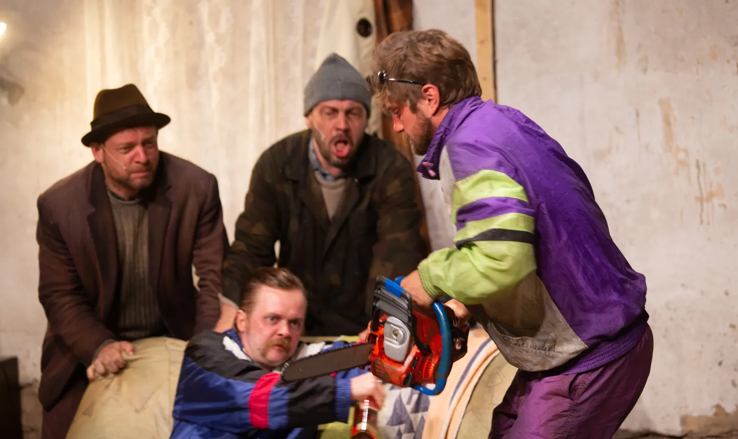 Purupurjus Mürka (Veiko Porkanen) on sae käima tõmmanud. Tema joomakaaslased Feliks (vasakult, Andres Mähar), Enrico (Ott Sepp) ja Andre (Mait Malmsten) on ehmunud.
