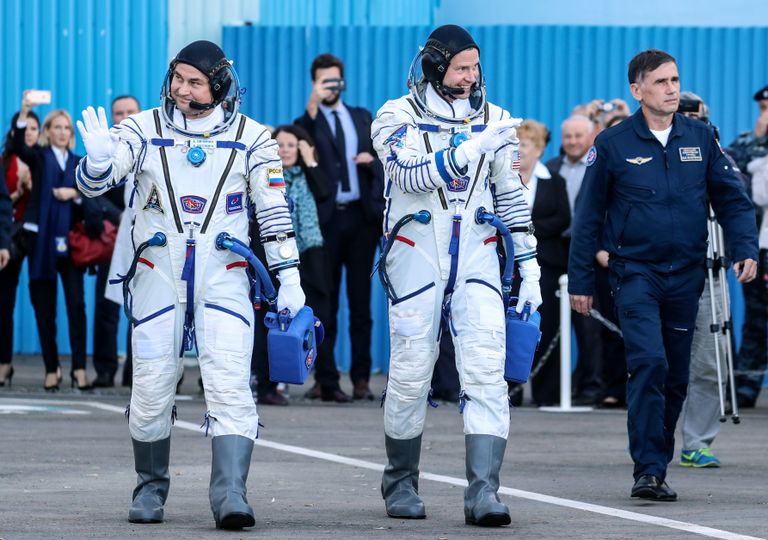 Vene kosmonaut Aleksei Ovtšinin (vasakul) ja NASA astronaut Nick Hague täna vahetult enne ISS-i poole startimist.