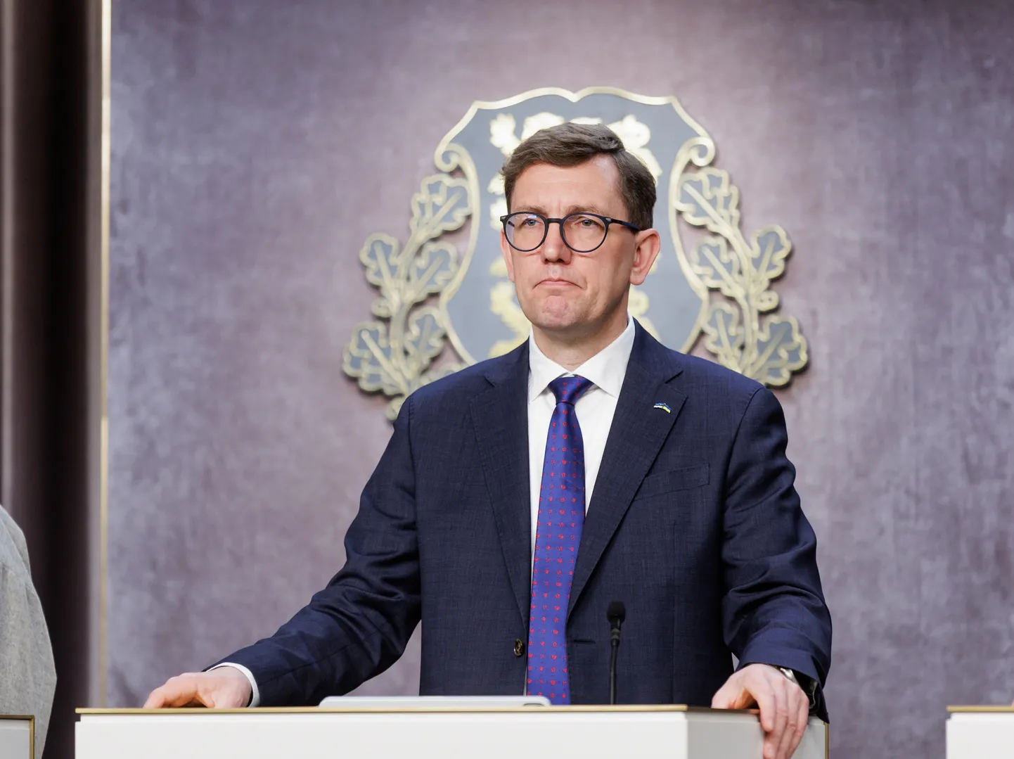 Премьер-министр Эстонии Кристен Михал молча стоит на пресс-конференции, Таллинн, март 2025 года.