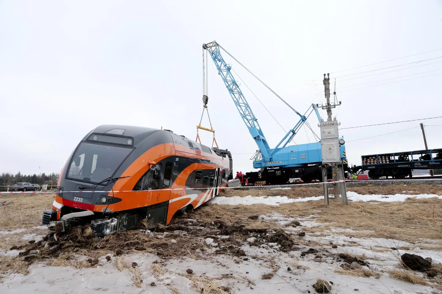 Rongijuht ei saa viimasel hetkel midagi teha, et kokkupõrget vältida, küll aga saab seda teha autojuht. Pildil on
raske õnnetus Ropka ülesőidukoha juures.