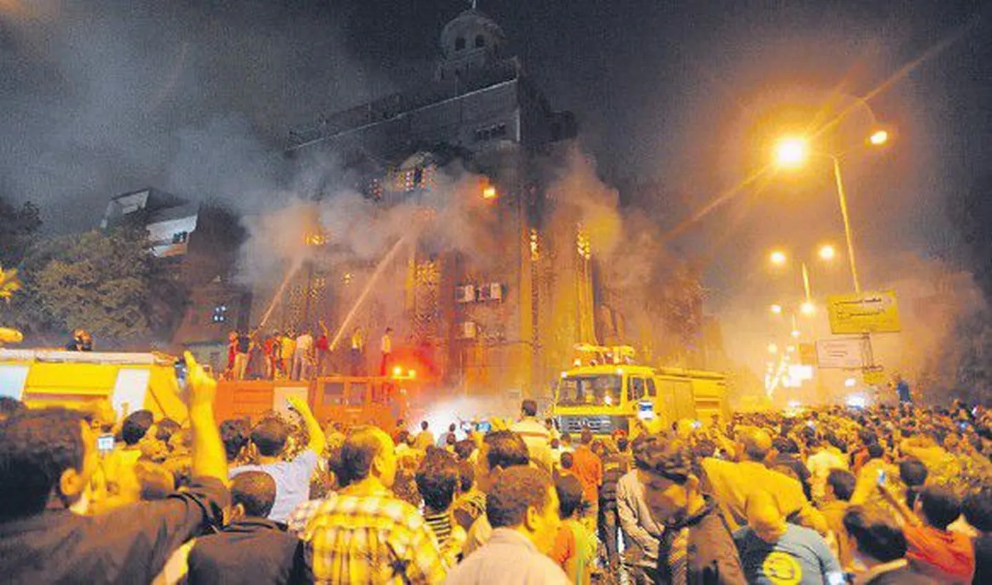 В субботу, 7 мая, в Каире в районе столкновений было подожжено несколько зданий, в т.ч. две церкви.