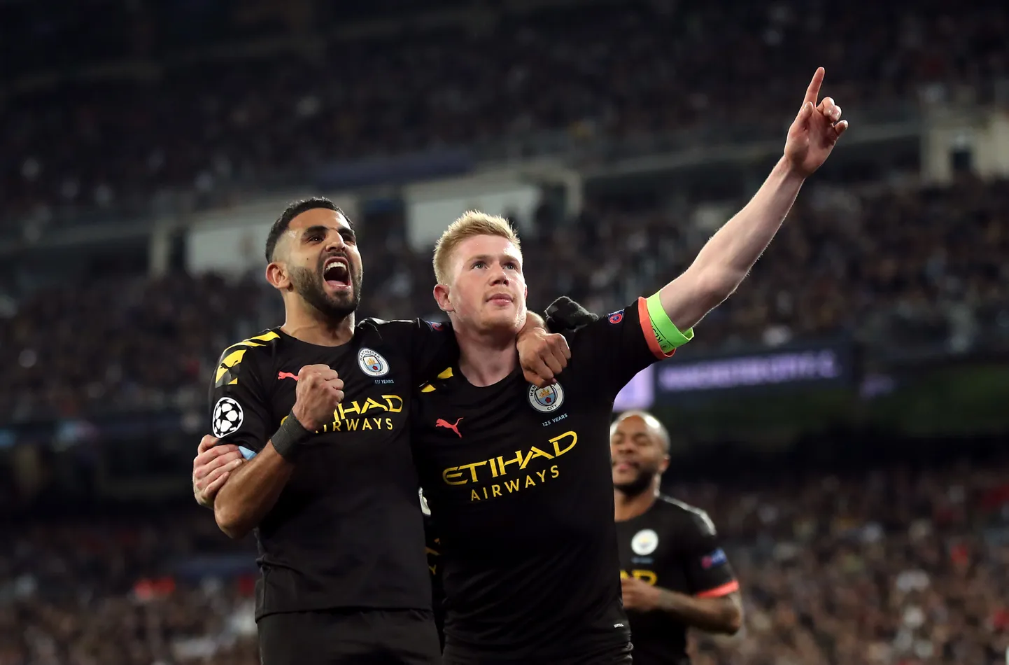 Manchester City pallurid Riyad Mahrez (vasakul) ja Kevin De Bruyne.