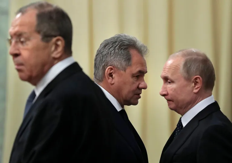 Министр иностранных дел Сергей Лавров (слева), министр обороны Сергей Шойгу и президент Владимир Путин.