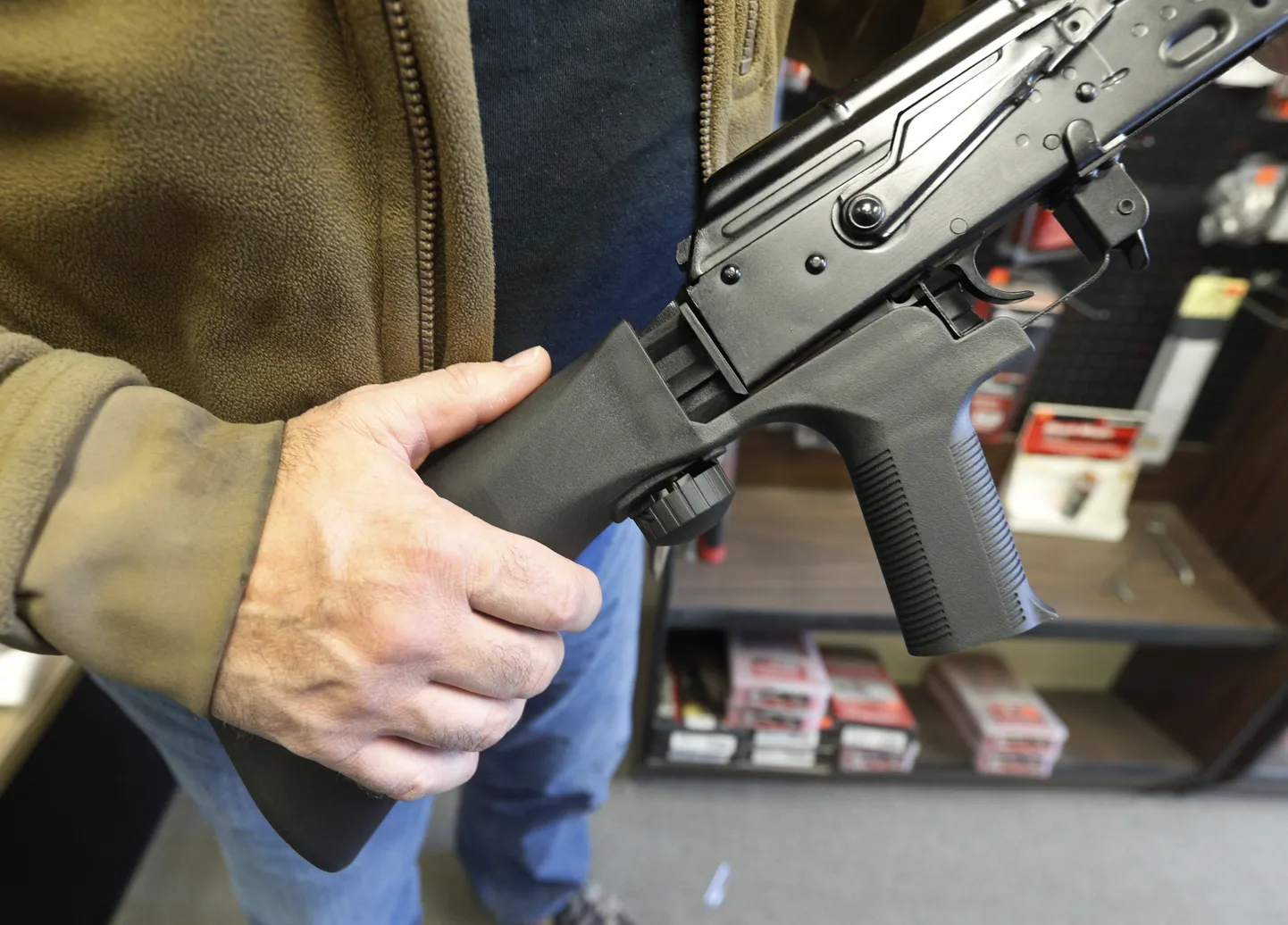 Niinimetatud bump stock seade, mis on paigaldatud AK-47 relvale.