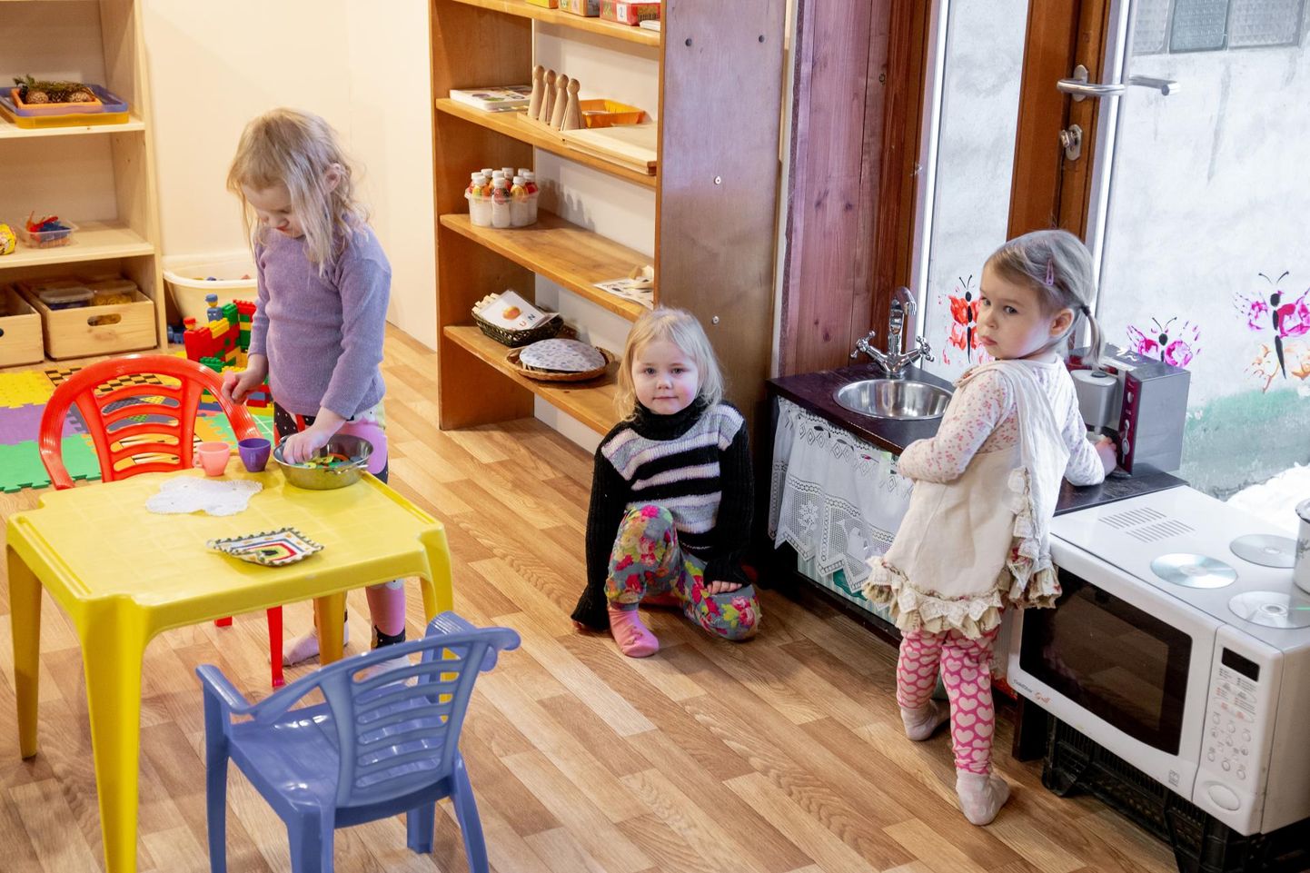 Maarjakase lapsehoius valmistavad mudilased mänguköögis sööki nagu nende emad kodus.