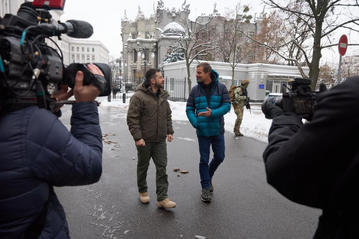 Bear Grylls Ukrainas koos president Volodõmõr Zelenskõiga oma erisaadet filmimas.