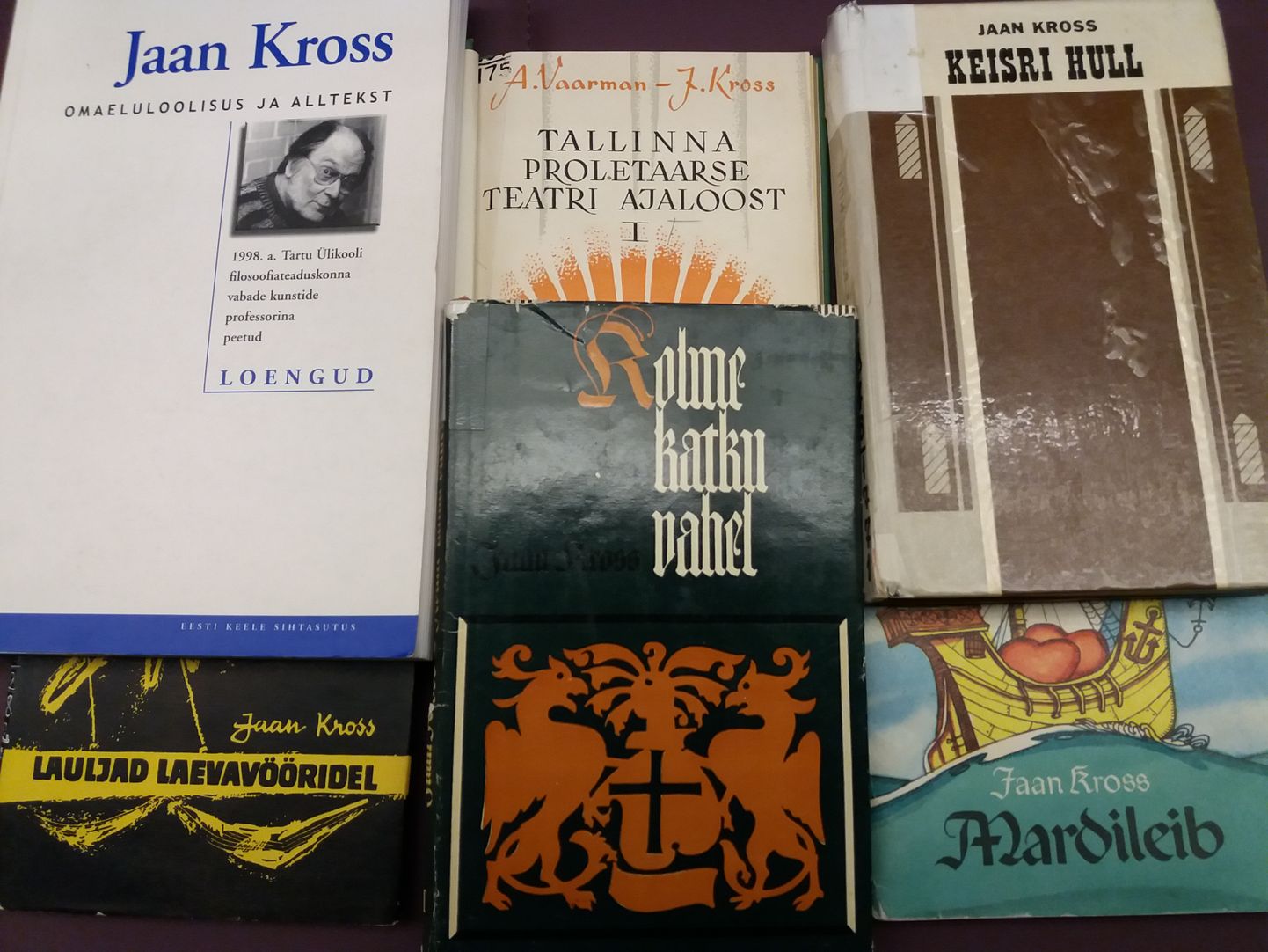 Tallinna Ülikooli Akadeemiline Raamatukogu tähistab Jaan Krossi 100. sünniaastapäeva tema eestikeelsete raamatute esmatrükkide näitusega.