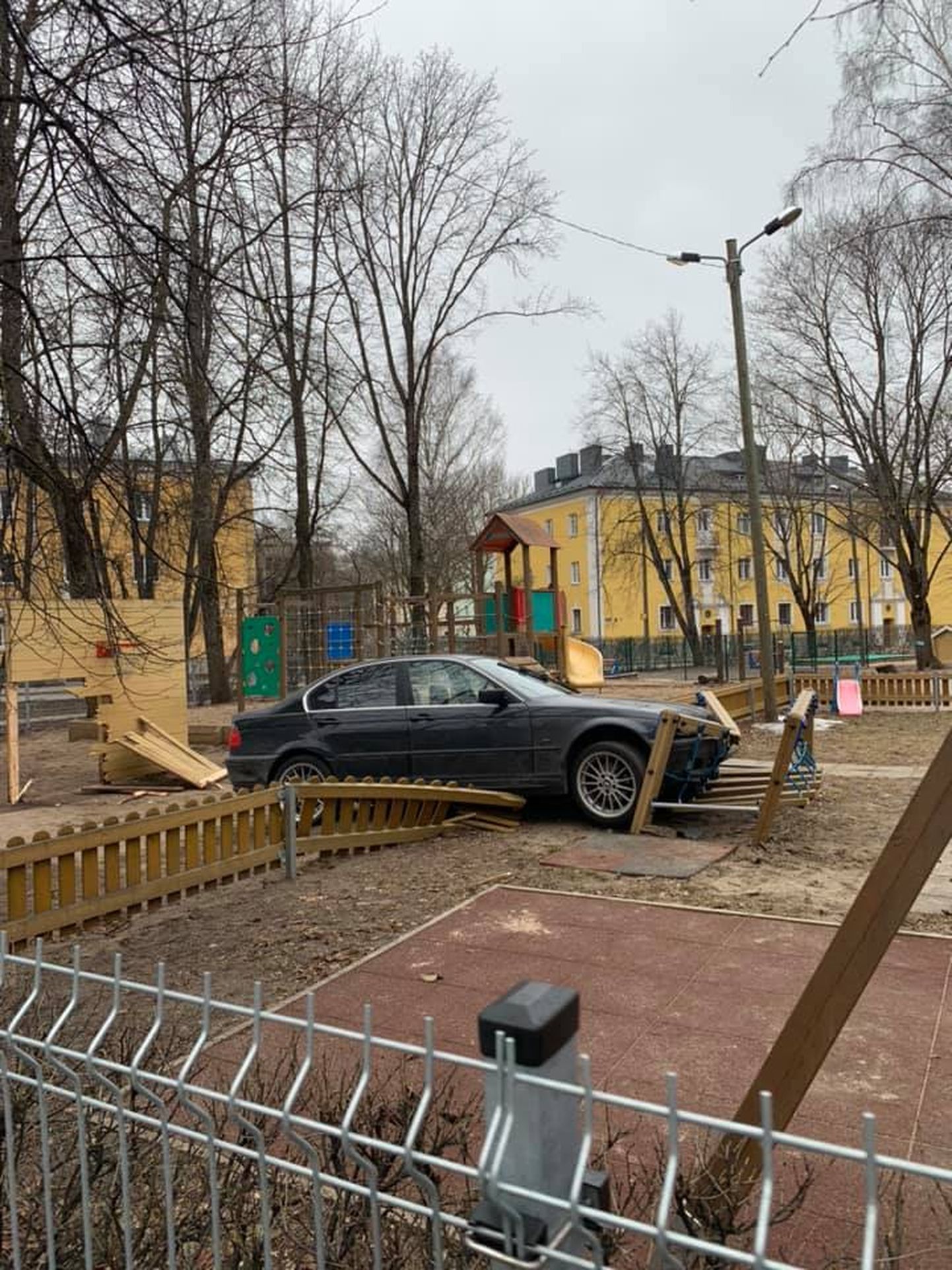 BMW во дворе детского сада.