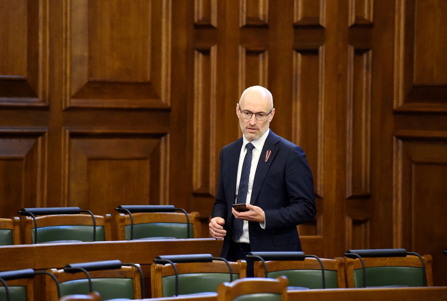 Veselības ministrs Daniels Pavļuts Saeimas svinīgās sēdes laikā, kurā atzīmē Latvijas Republikas 1. Saeimas sanākšanas un Satversmes spēkā stāšanās 100. gadadienu.