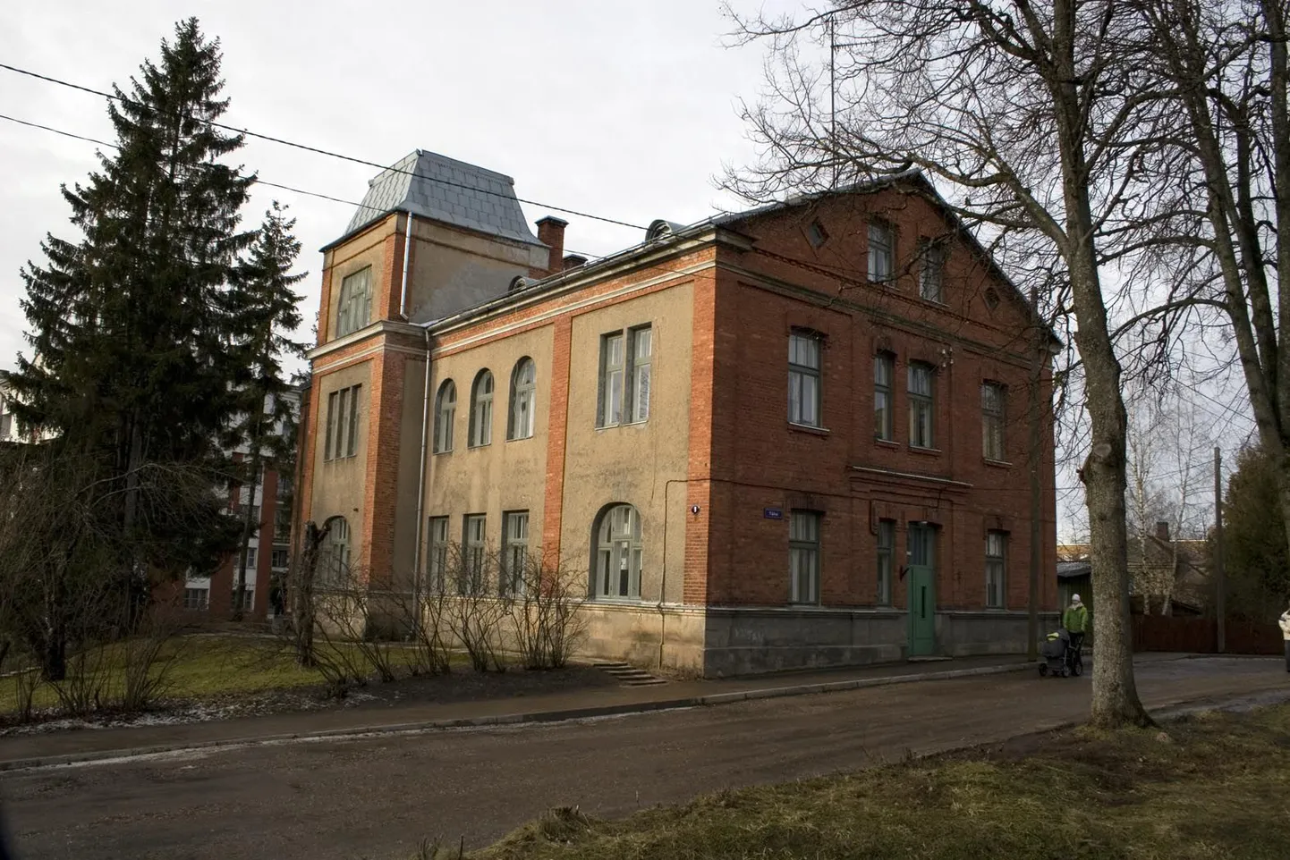Valga avatud noortekeskuse perel on seoses oma hoone ülesvuntsimisega suured lootused.