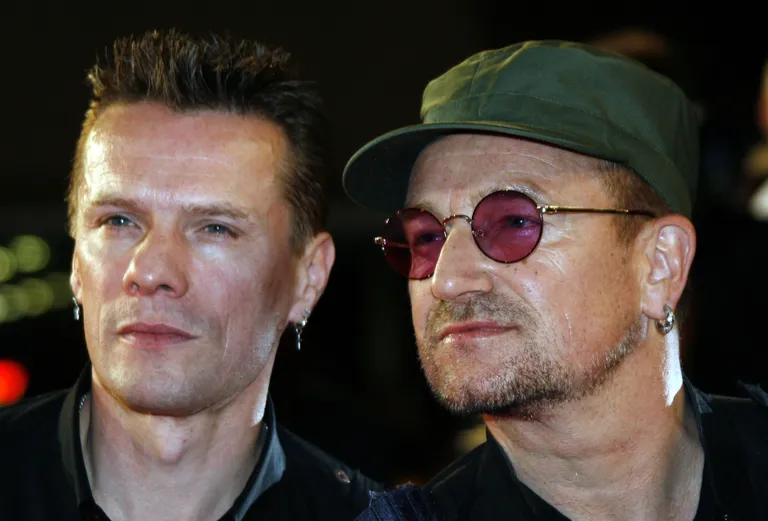 U2 trummar Larry Mullen jr ja laulja Bono 2007. aastal. Praegu on U2 stuudios ja salvestab uut plaati.