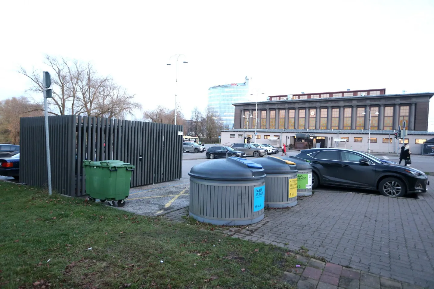 Turuhoone juures kõigile mõeldud prügikonteinerite taha tellis linnavalitsus majakese, kuhu jõeäärsed kohvikud saavad oma prügikastid panna.