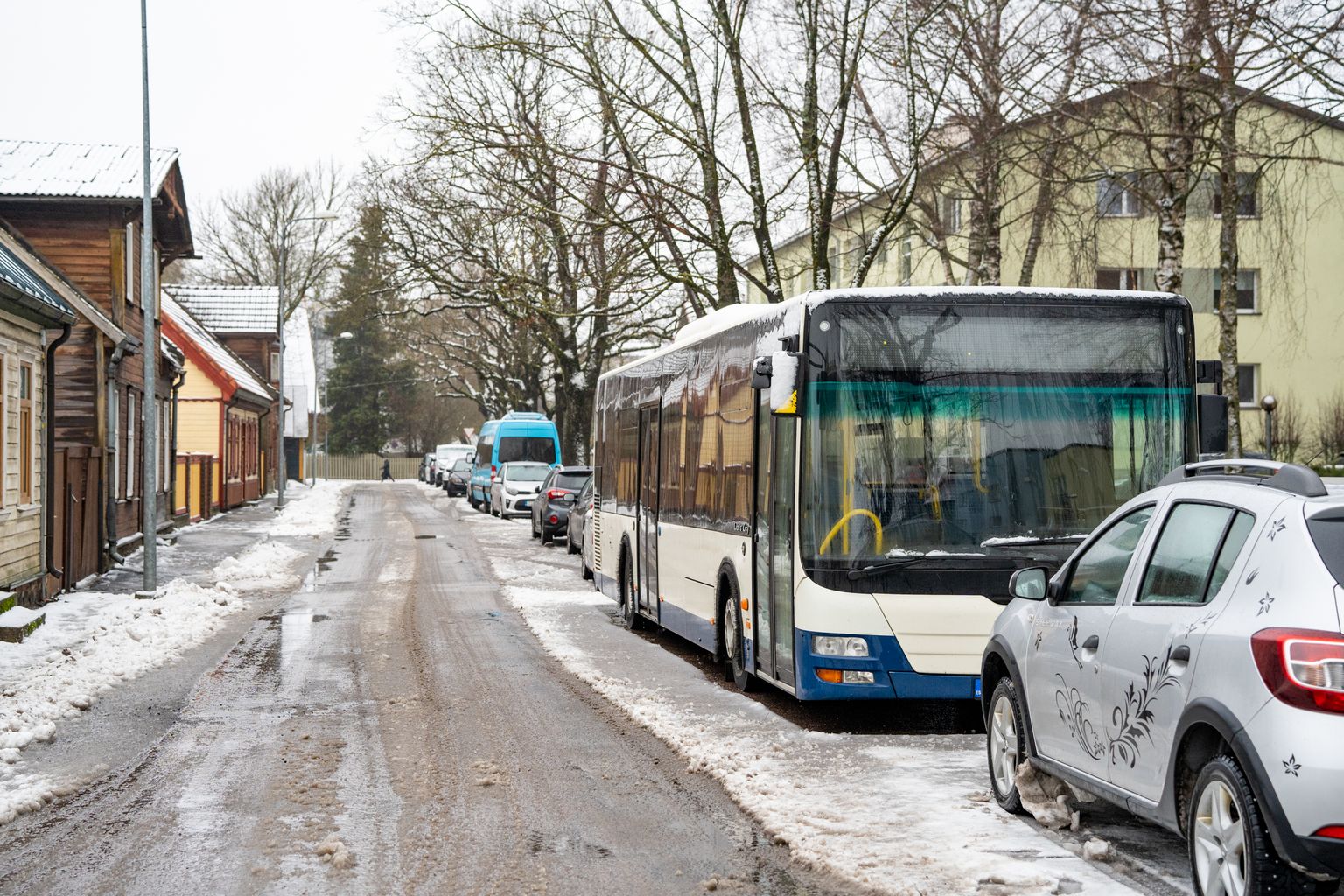 Bussid Pärnus Väike-Kuke tänaval.