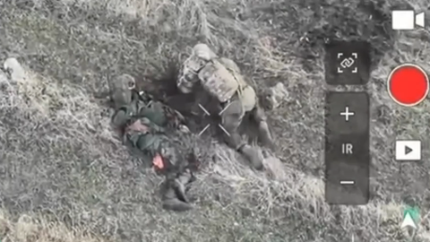 VIDEO ⟩ Ukraina publicē Kremļa lēmumu sekas – krievu karavīri spiesti izdarīt pašnāvību