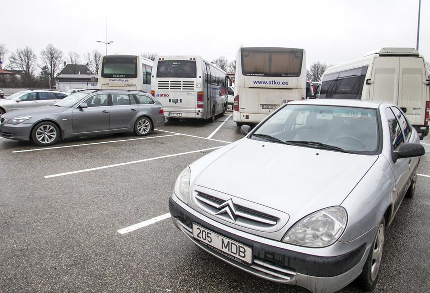 Viljandi bussijaama taha on maha joonitud 24-kohaline sõiduautode parkla ning muudetud aktsiaseltsi MTG busside parkimisplatside asukohta. See on bussijuhtides suurt hämmingut tekitanud.