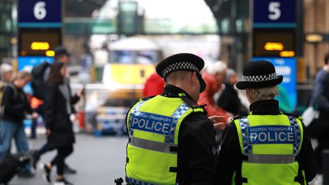 Par sakariem ar Krieviju izbijušam britu policistam atņem pilsonību