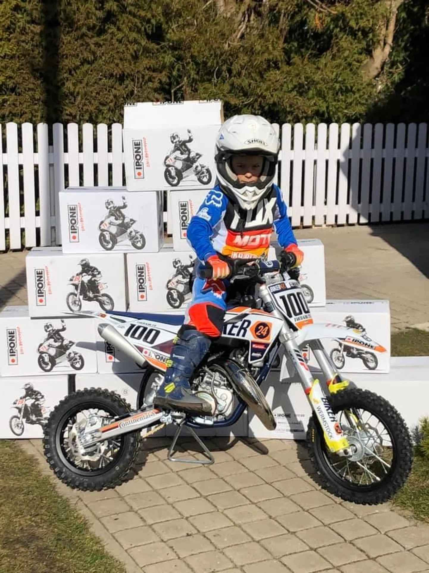Husqvarna tsiklit taltsutav Theo Kolts jahib 50 ccm masinaklassis Eesti meistrivõistluste medalit.