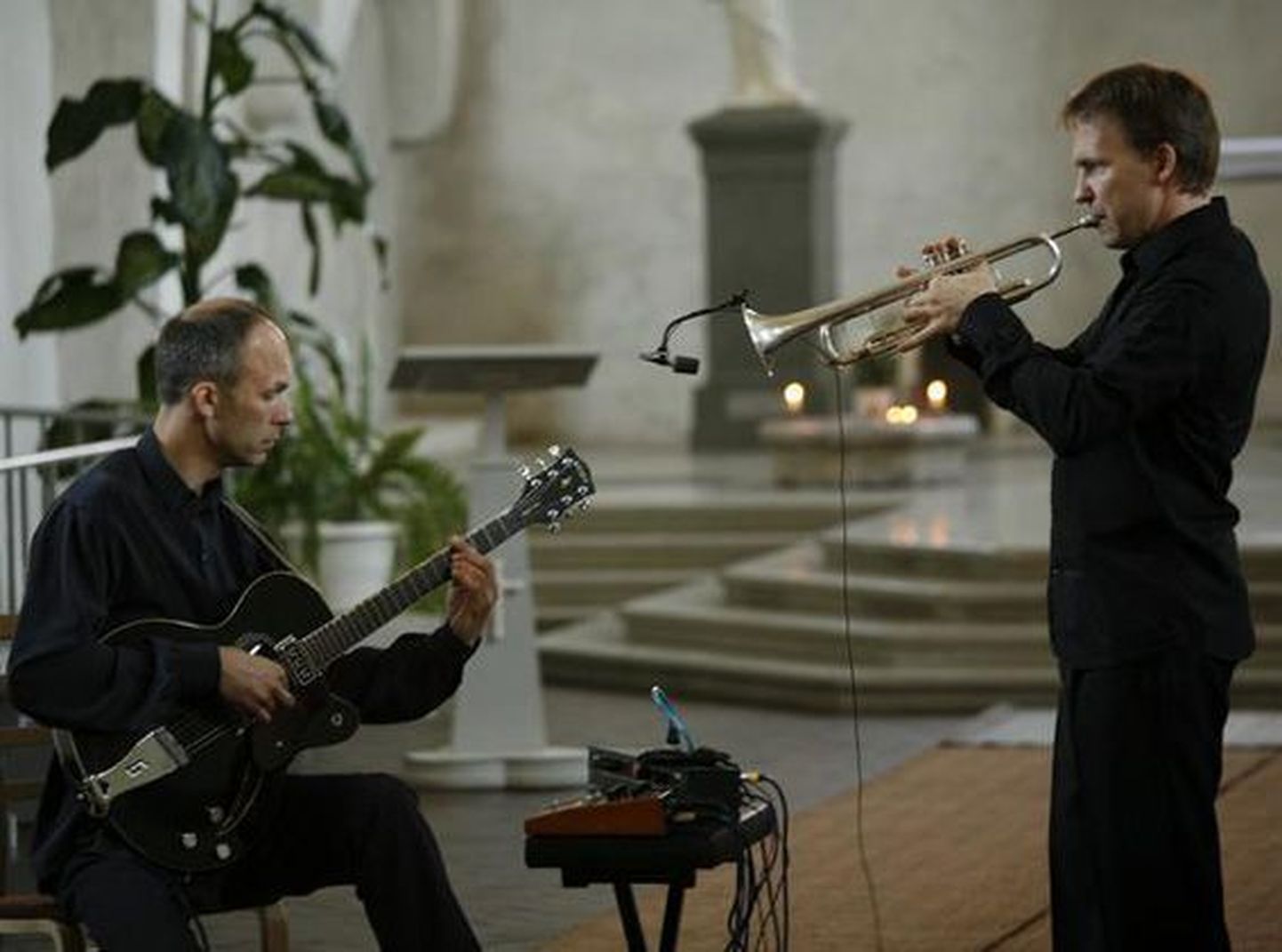 Robert Jürjendal ja Aleksei Saks peituvad koos musitseerides tähekombinatsiooni UMA taha.