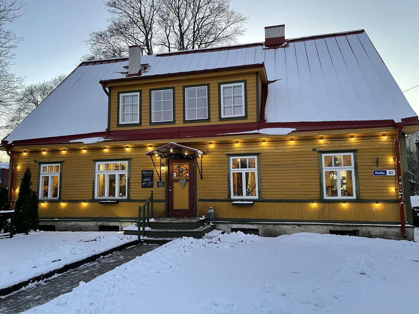 Vana maja kutsuvad tuled õhtuhämaruses. FOTO: Britt Rosen