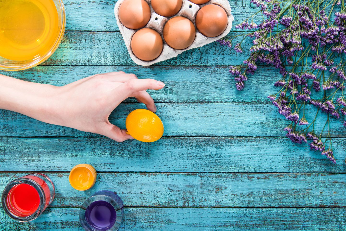 Värvida soovitab arst mune looduslike värvidega nagu sibulakoored ja köögiviljad.