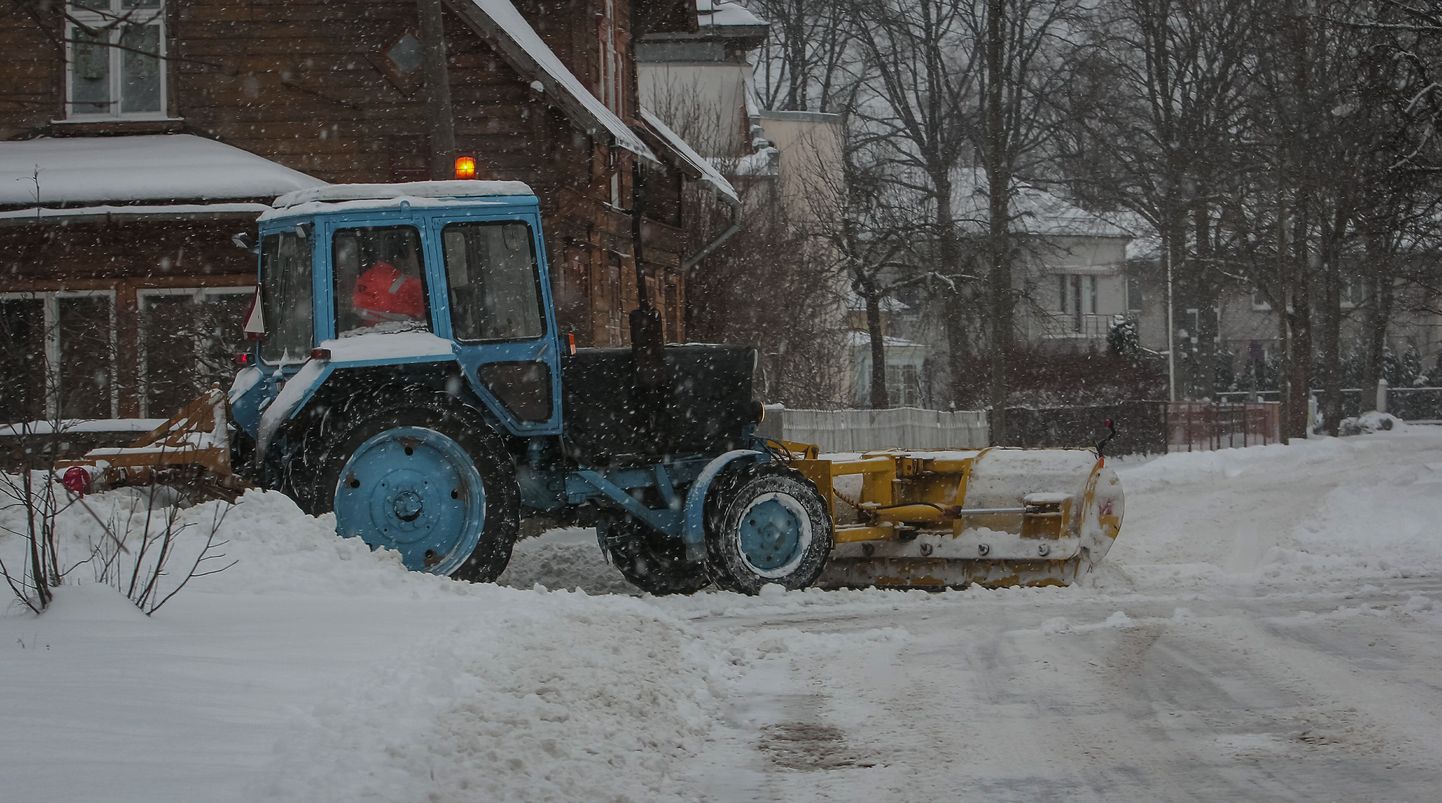 Lumekoristus Pärnu linnas laupäeva hommikul pärast öist lumesadu.
