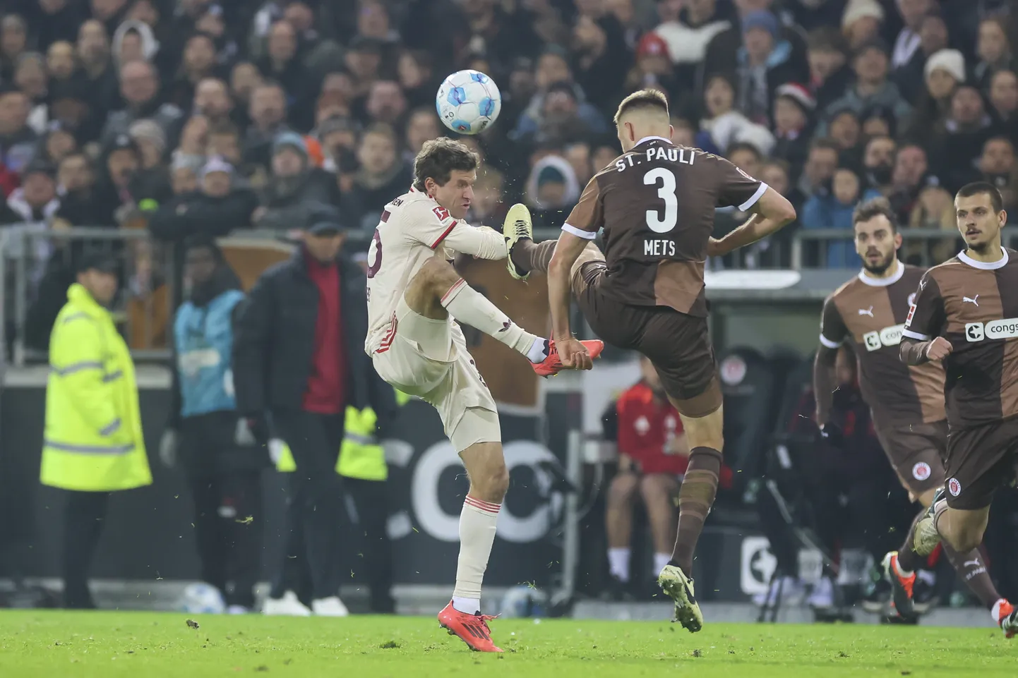 Karol Mets (nr 3) madistamas Saksamaa jalgpallilegendi Thomas Mülleriga.