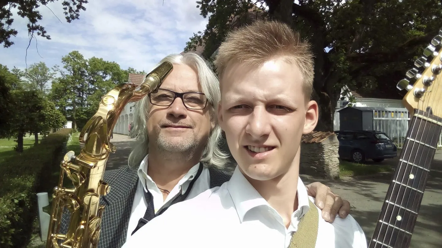 Isa ja poeg, Peep ja Johannes Pihlak on koos musitseerinud varemgi. Kolmekesi koos Tõuniga tullakse kuulajate ette esimest korda.
