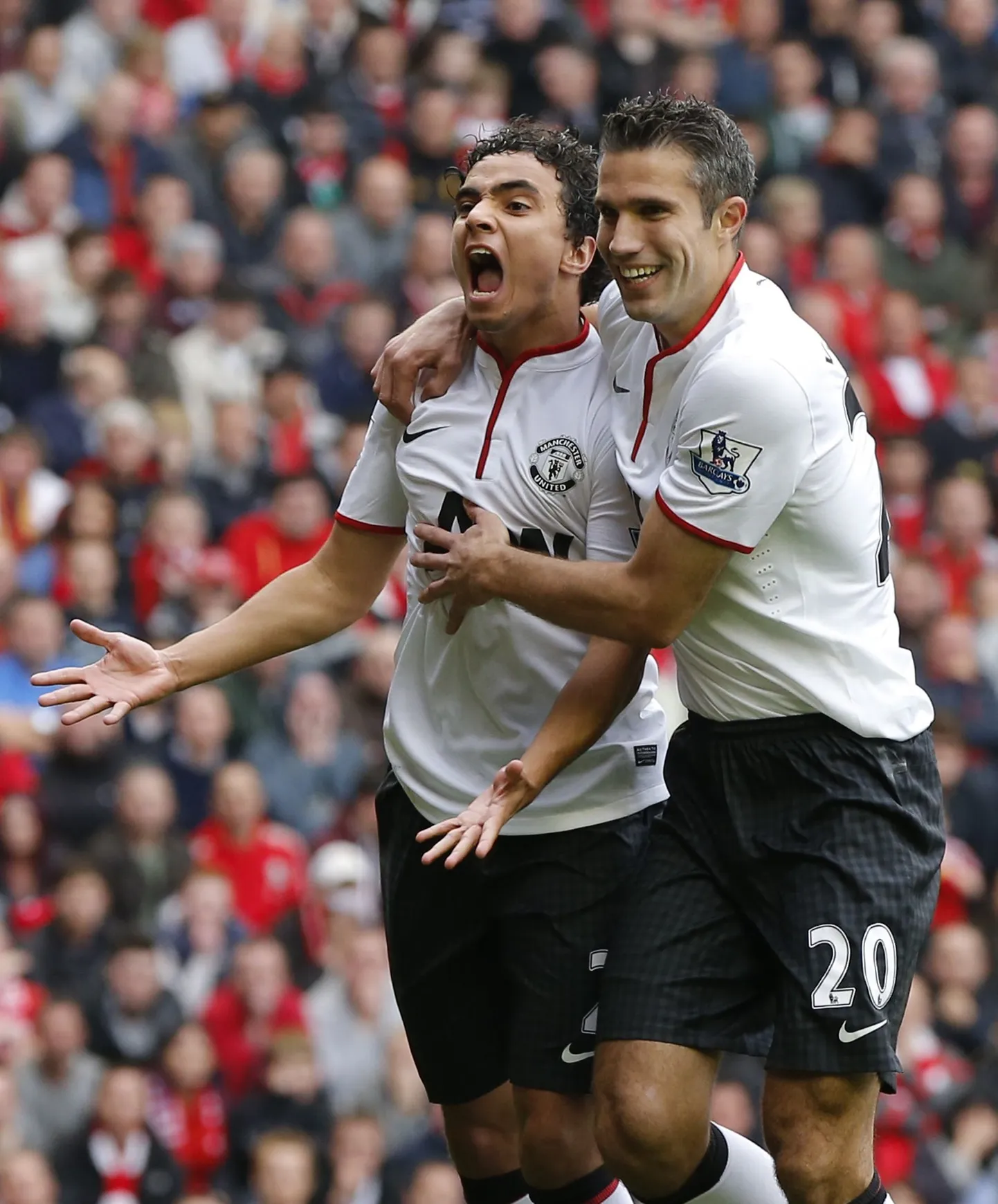 Rafael (vasakul) ja Robin Van Persie väravat tähistamas.