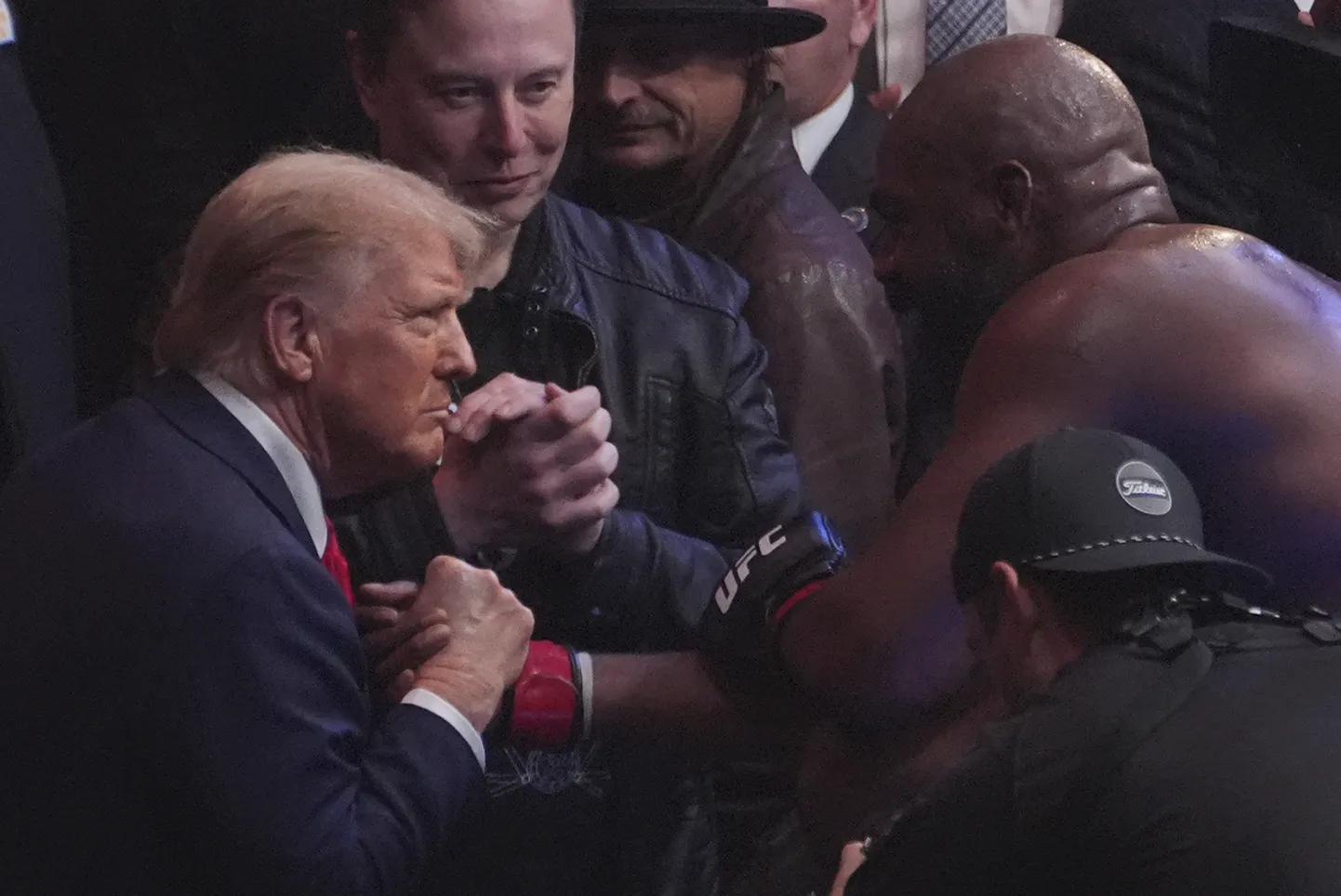 Donald Trump (vasakul) surus võitlusõhtu peategelase Jon Jonesi kätt.