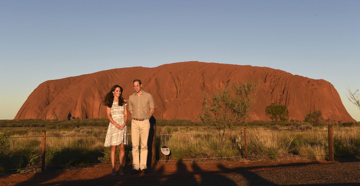 Lielbritānijas princis Viljams un viņa sieva Kembridžas hercogiene Ketrīna pozē fotogrāfiem pie Austrālijas pirmiedzīvotājiem svētā Uluru kalna 2014. gada 22. aprīlī.