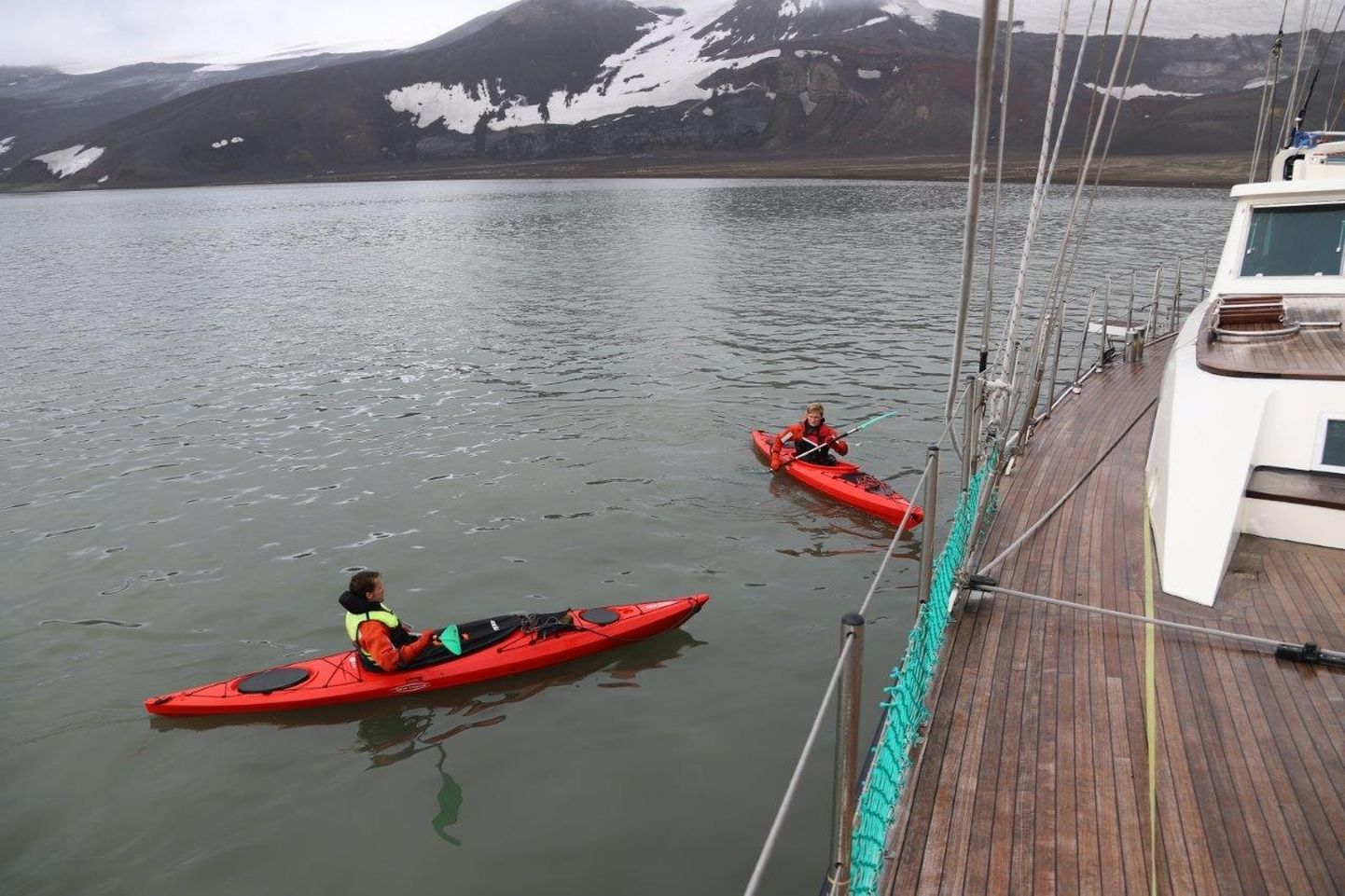 CJ Kask ja Julius Tarand süstadega Antarktika rannikut avastamas.