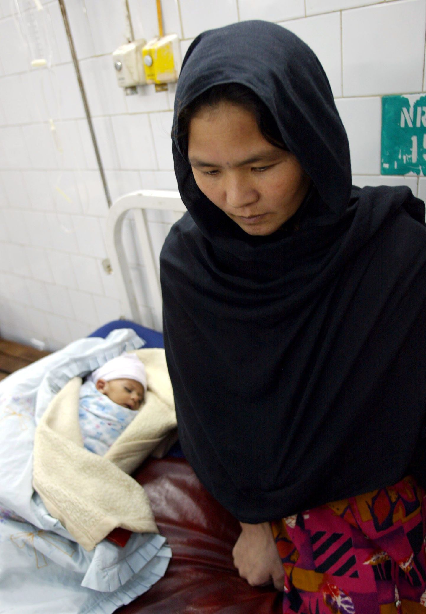 Afganistani naine lapsega haiglas.
