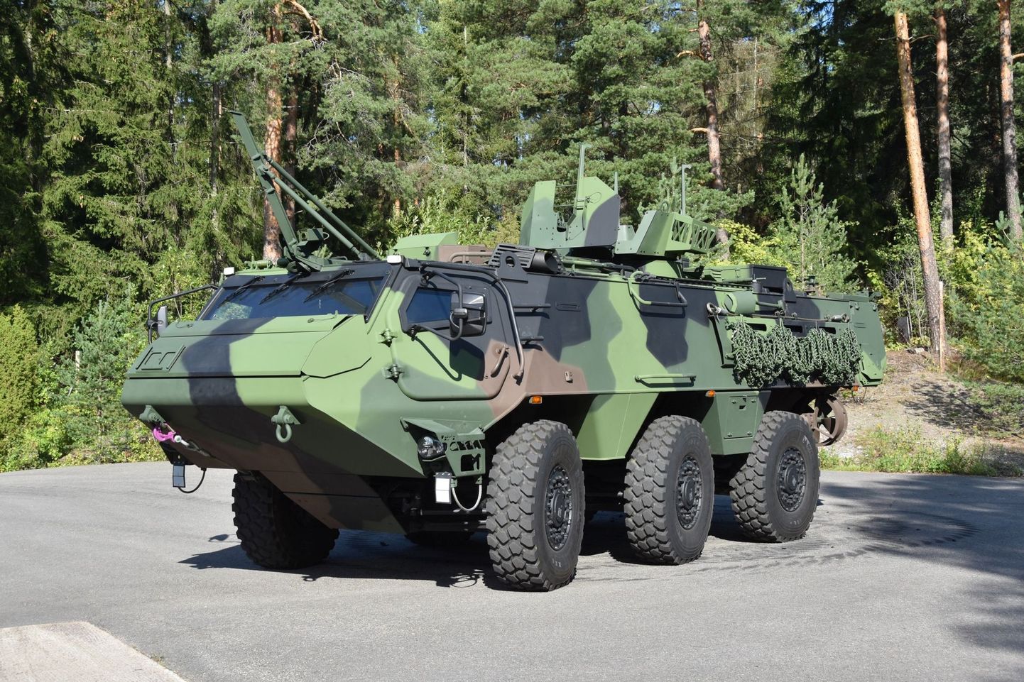 Hangitav Patria 6x6 soomustransportöör pakub kaitset kuni 12-liikmelisele üksusele.