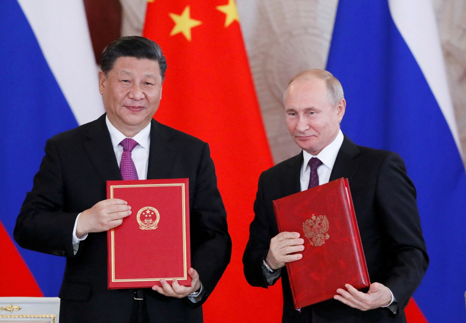 Venemaa president Vladimir Putin ja tema Hiina kolleeg Xi Jinping poseerivad pärast allkirjastamistseremooniat Moskvas 2019. aastal.