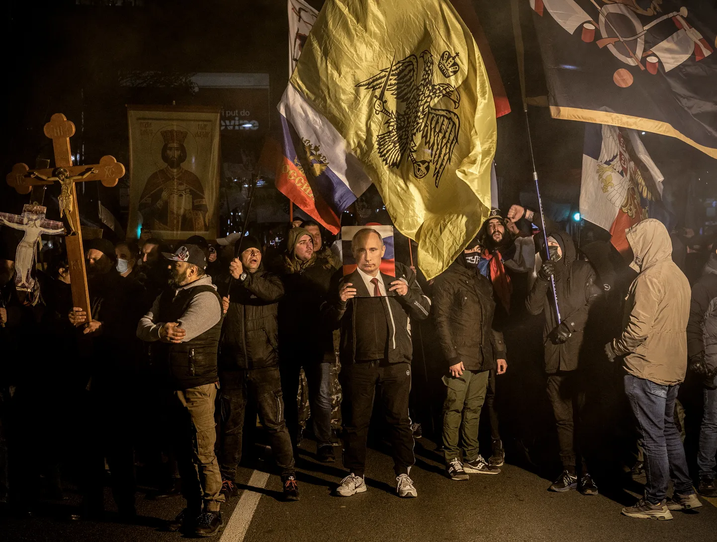 Demonstranti mītiņā Serbijā pauž atbalstu Krievijai. Ilustratīvs attēls.
