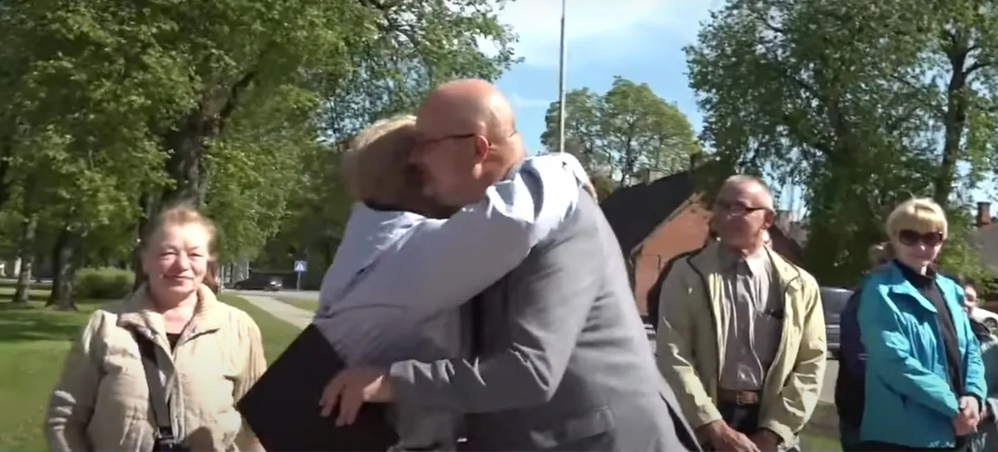 Inimesed avaldamas toetust Vents Armands Krauklisele.