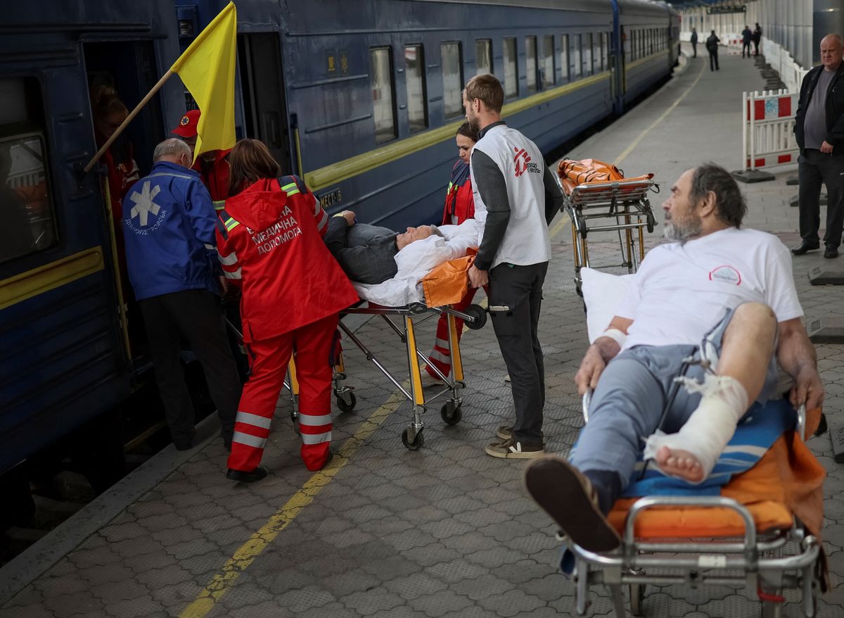 "Ārsti bez robežām" sadarbībā ar Ukrainas Veselības ministriju un Nacionālo dzelzceļu īpaši aprīkotā vilcienā evakuē ievainotos no Austrumukrainas teritorijām, kur notikušas kaujas
