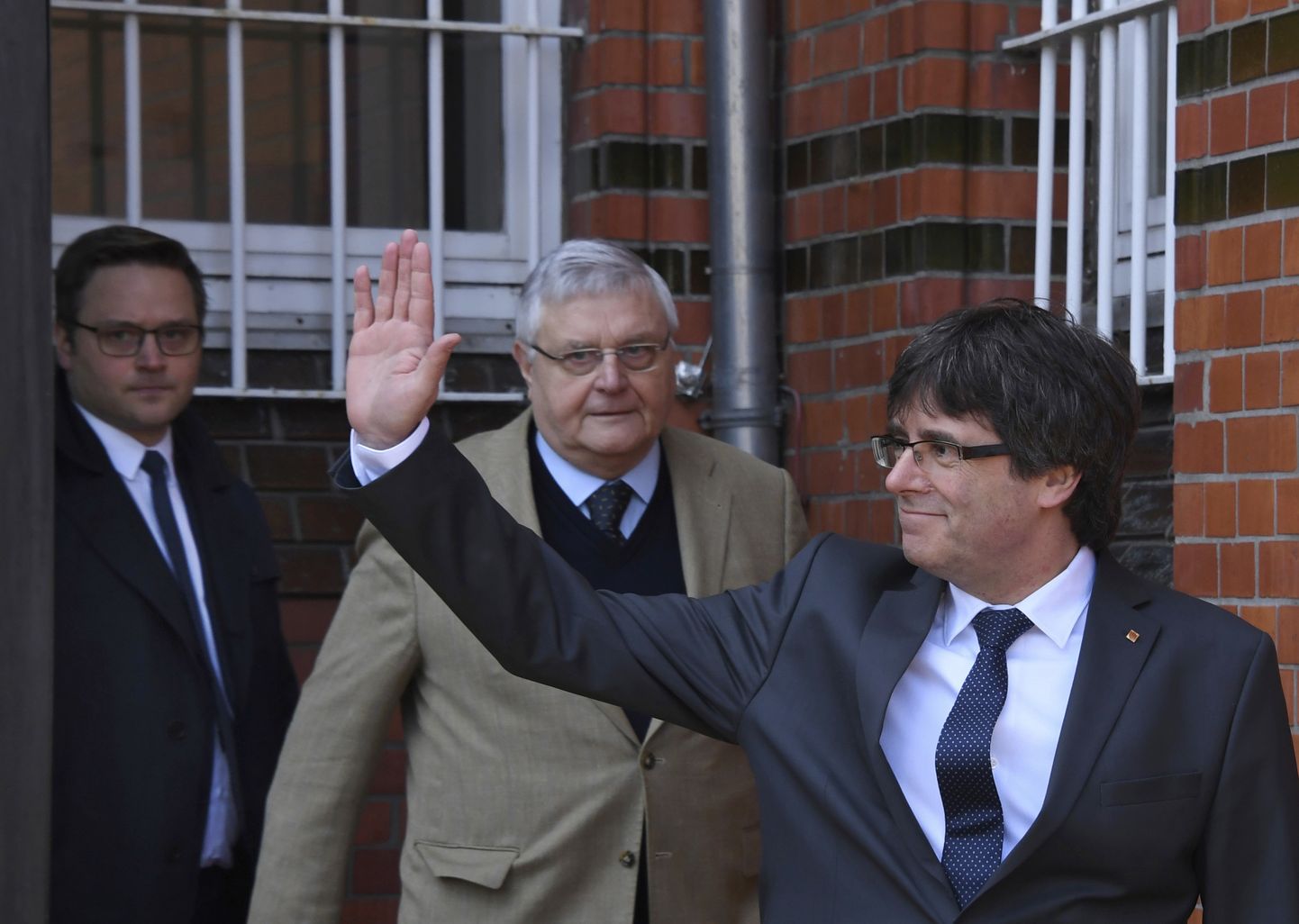 Vanglast lahkuv Carles Puigdemont.