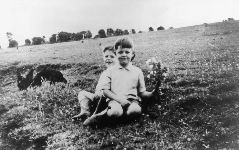 Шестилетний Пол Маккартни (на переднем плане) со своим братом Майком. 1948 г.