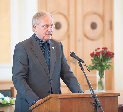 Enn Tupp kõnelemas Toompeal 20. augusti klubis Eesti taasiseseisvumispäeval.