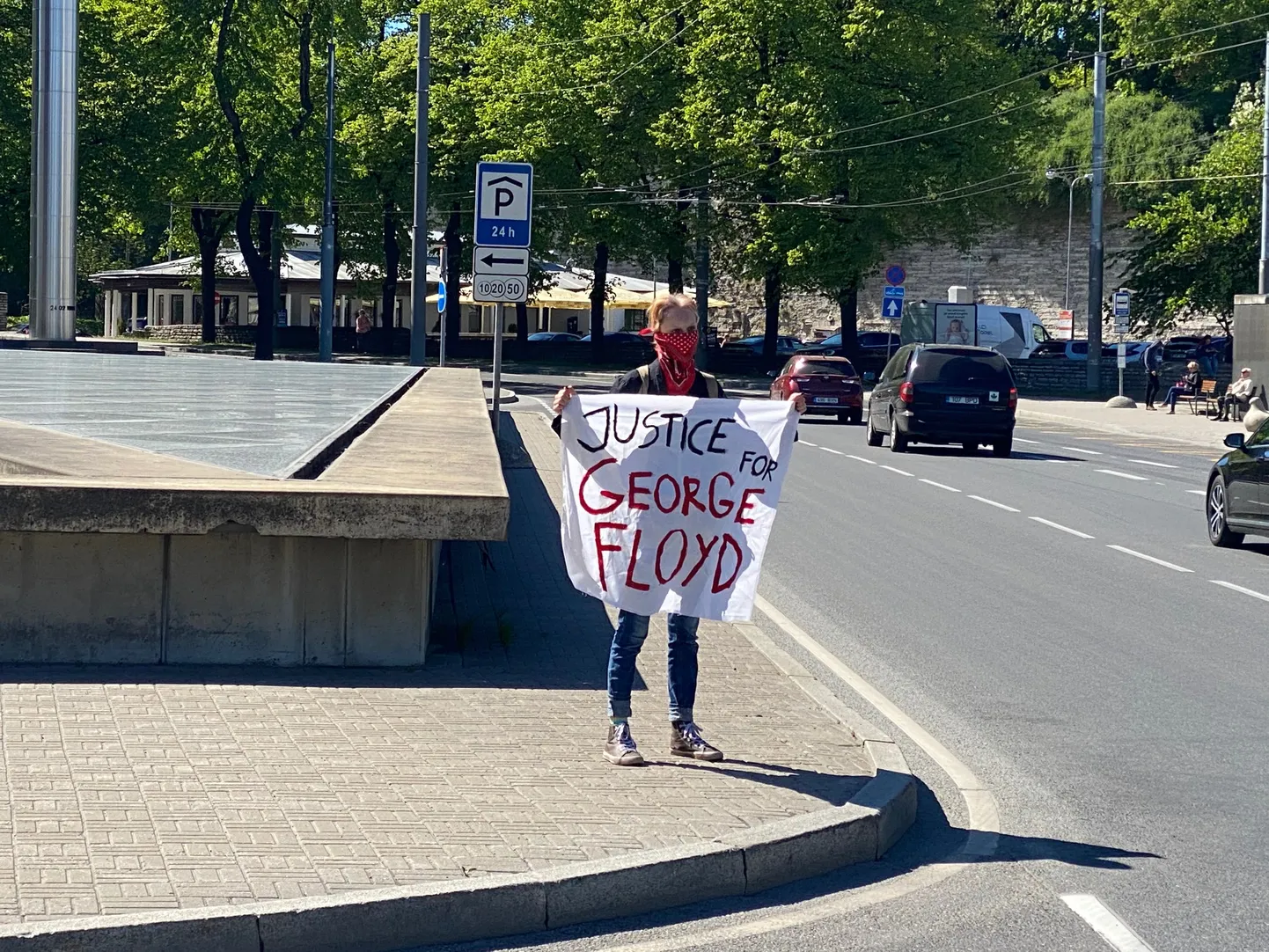 Noor tüdruk Tallinnas, sõnumiga "Justice for George Floyd"