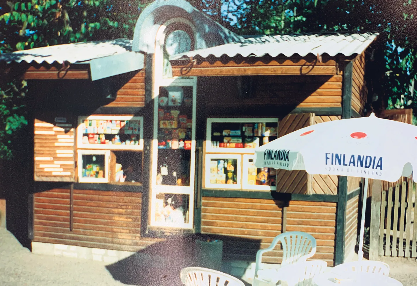 KELLA ALL: Harilikest putkadest eristas Kaevu kioskit omapärane ehituslik lahendus ja hoone kohal trooniv kell.