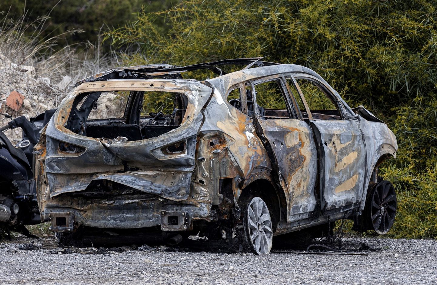 Рядом с домом Максима Кузьминова в городе Кампельо в ЕС были найдены обгоревшие обломки автомобиля, связанные с убийцами, которые скрылись с места преступления, 14 февраля 2024 года.