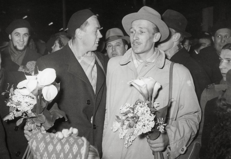 Eesti spordisõbrad tervitamas Melbourne’i olümpialt koju jõudnud kergejõustiklasi Uno Palu (esiplaanil vasakul) ja Bruno Junki (1956).