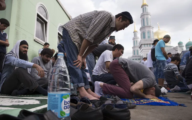 Moslemid Moskva uue mošee juures palvetamas. Fotod: Scanpix